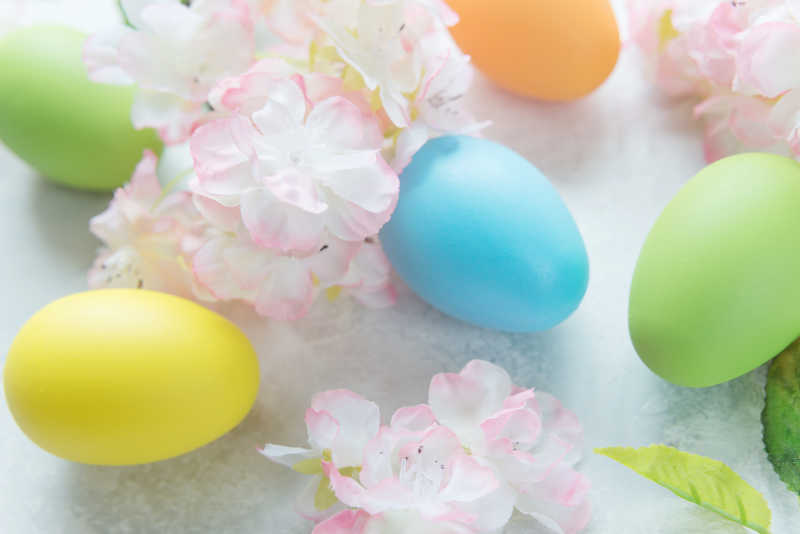 复活节樱花和彩蛋