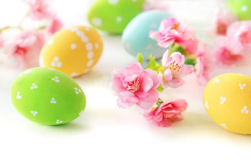 复活节彩蛋和粉色鲜花枝