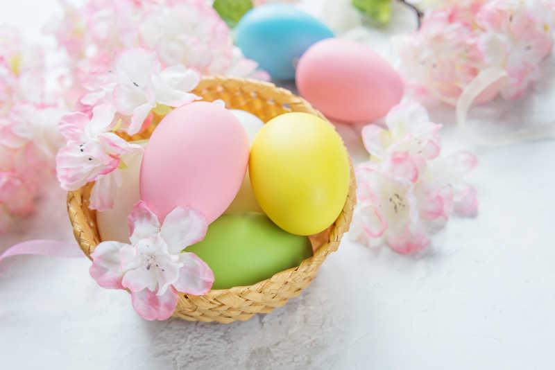 彩色复活节彩蛋和樱花
