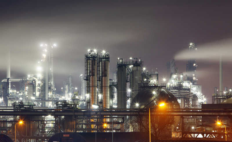 夜间的石油化工厂