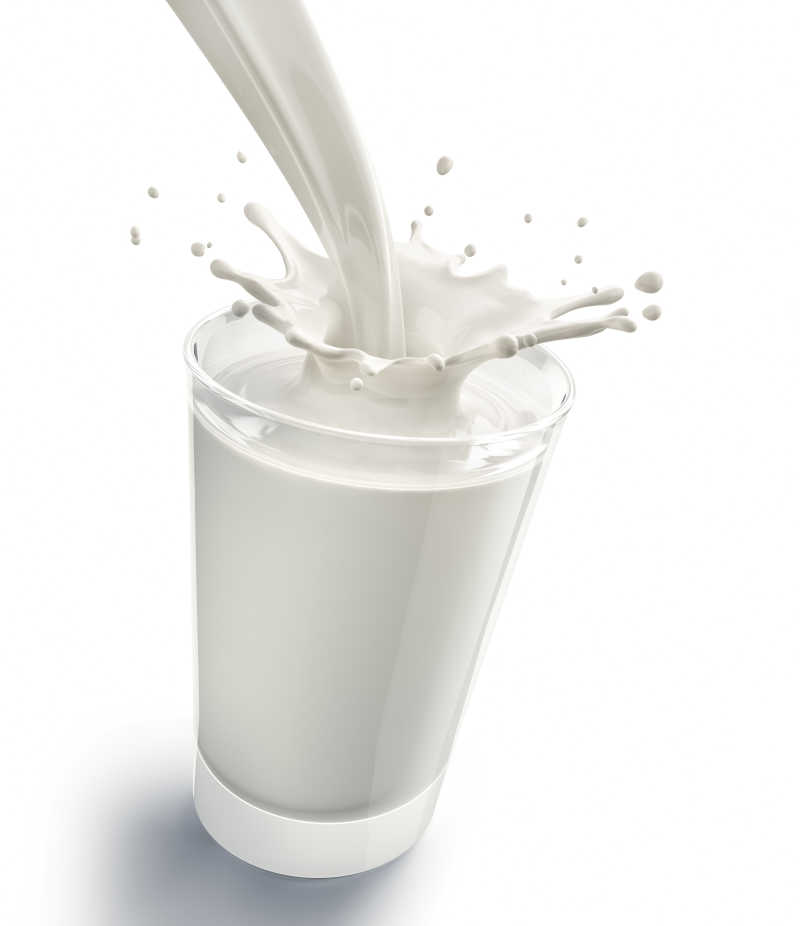 白色背景上的牛奶