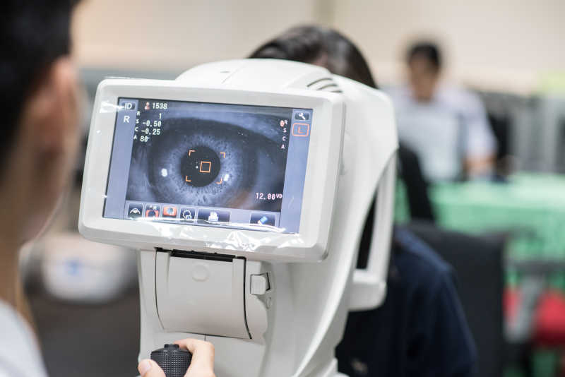 女人看眼科验光视力测试机