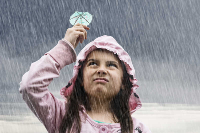 女孩在雨中撑着小伞