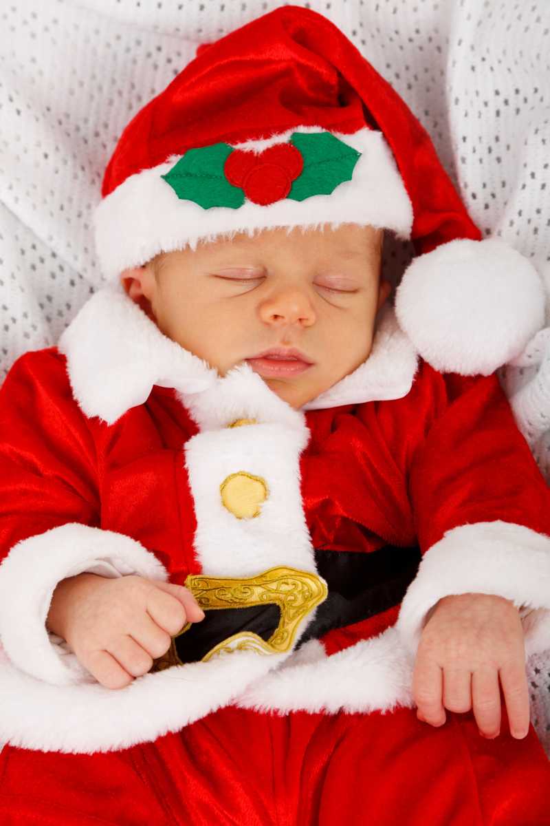 穿着圣诞老人服装睡着的宝宝