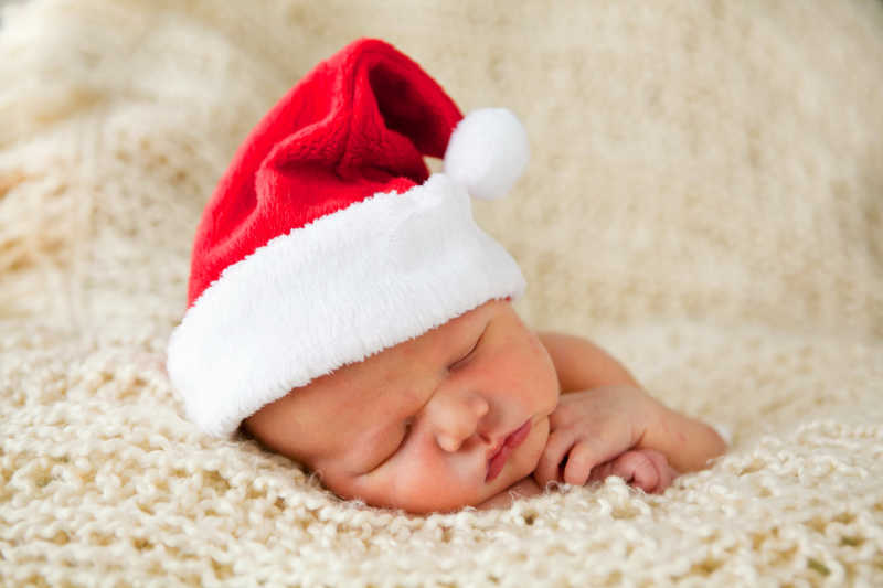 戴着圣诞帽的小婴儿