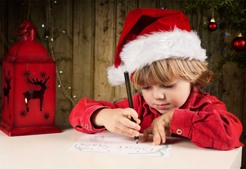 写信的圣诞小男孩