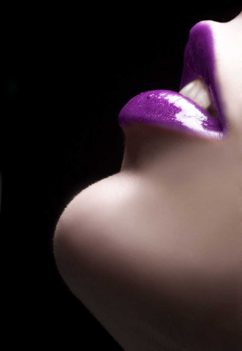 黑色背景上的紫色性感嘴唇