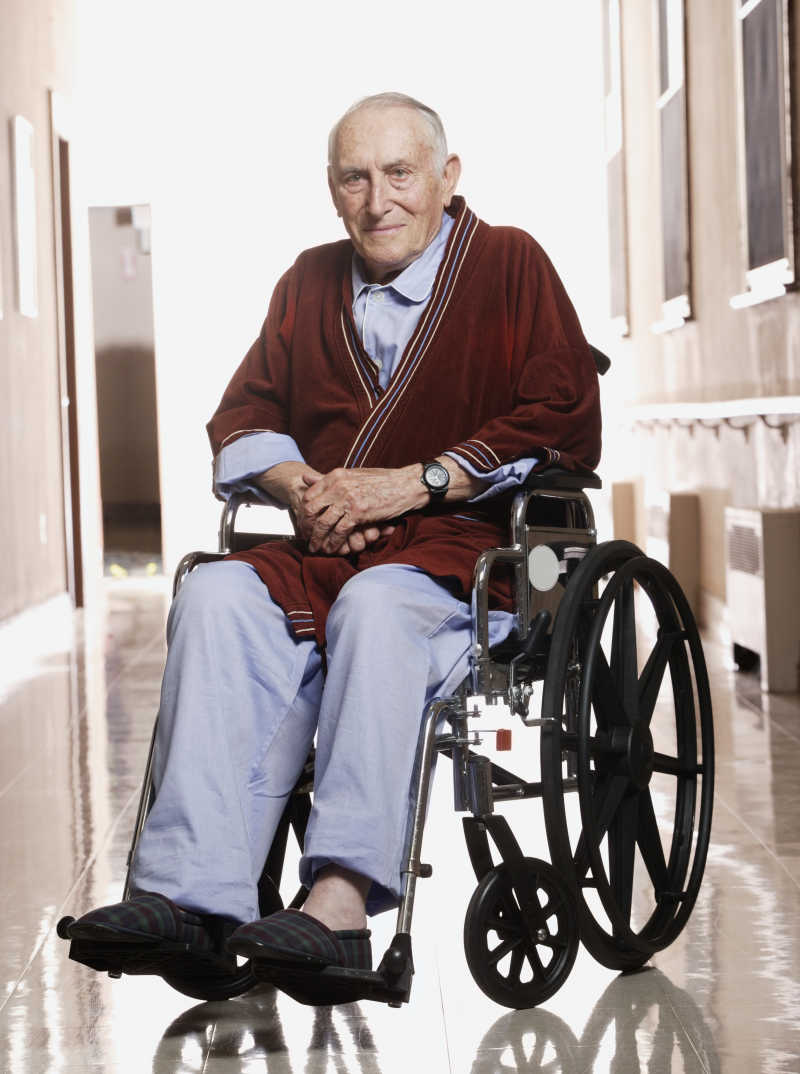 医院走廊坐在轮椅上的老年人
