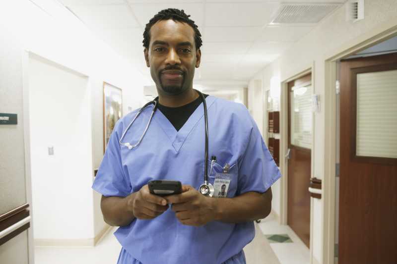医院走廊里拿着手机的男医生