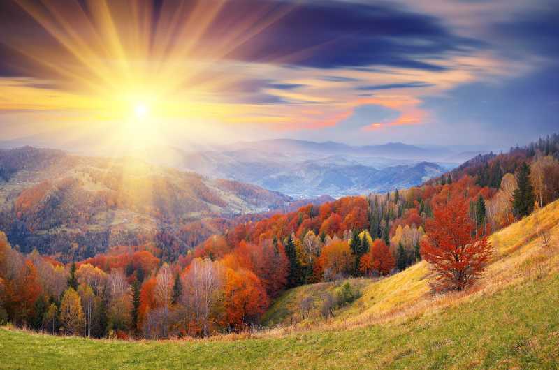 阳光照射下的秋季山间景色