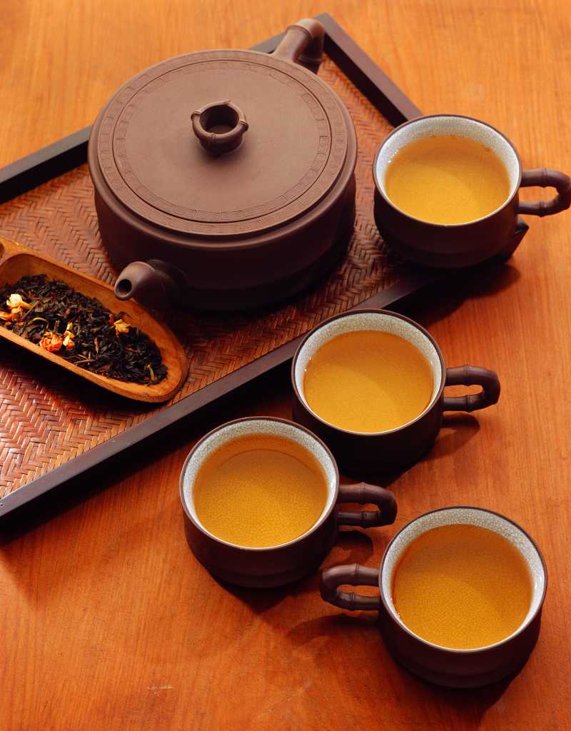 木制托盘里的陶瓷茶具与茶叶