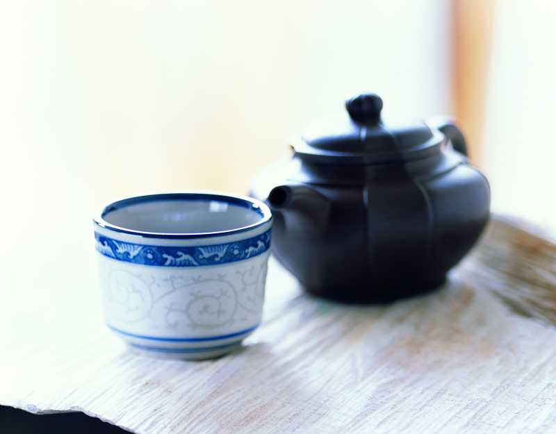 桌上的陶瓷茶具