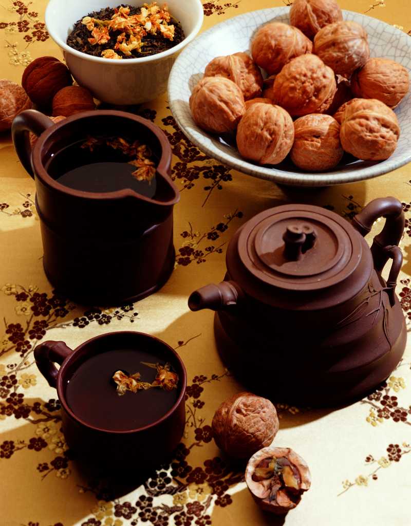 陶瓷茶具与核桃