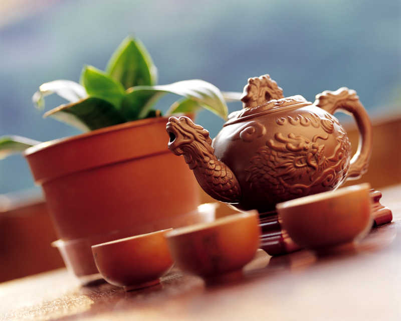 桌面上的茶具与盆栽