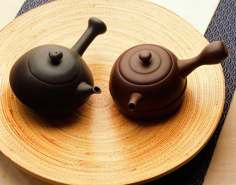 两个不同颜色的茶壶