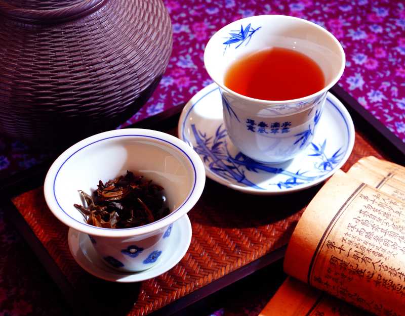 中国风茶碗与茶叶