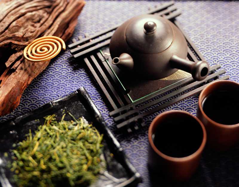 桌面上的茶具与茶叶