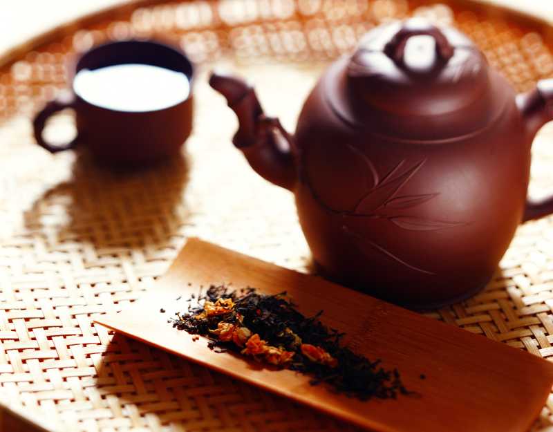 竹篮里的茶壶与茶杯