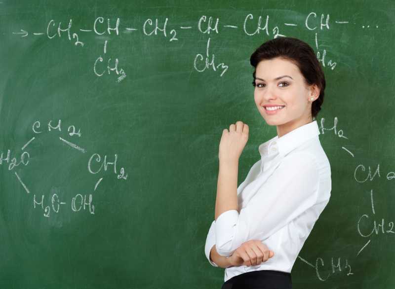 写了化学公式微笑的女老师