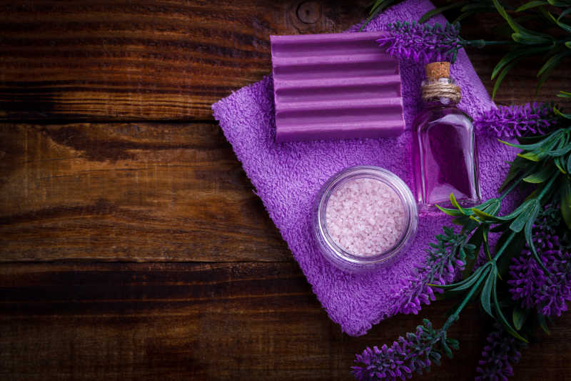 紫色薰衣草和沐浴盐