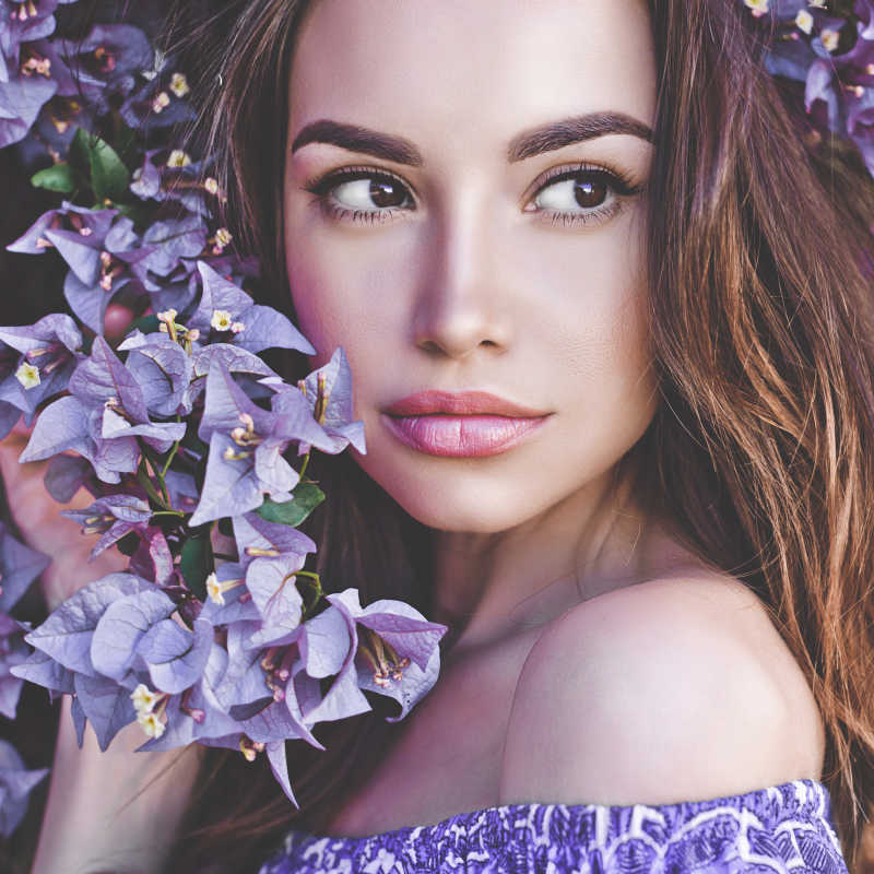 紫色鲜花旁的美女