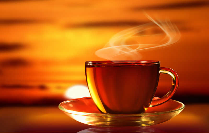 日落下一杯冒着热气的茶