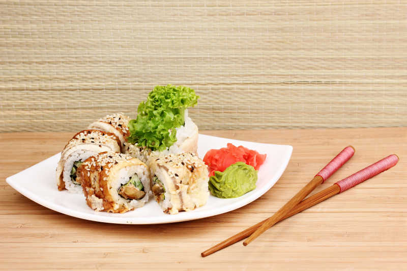 桌上放着筷子和一盘美味的寿司