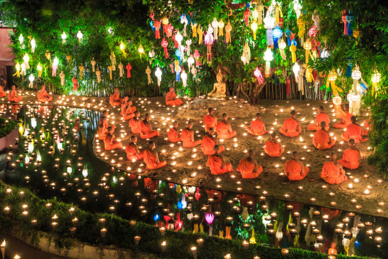 泰国清迈的夜会祈祷