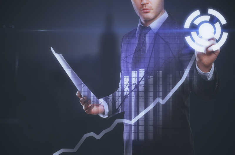拿着报告在虚拟屏幕上点击的商人