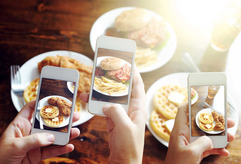 使用智能手机给食物拍照