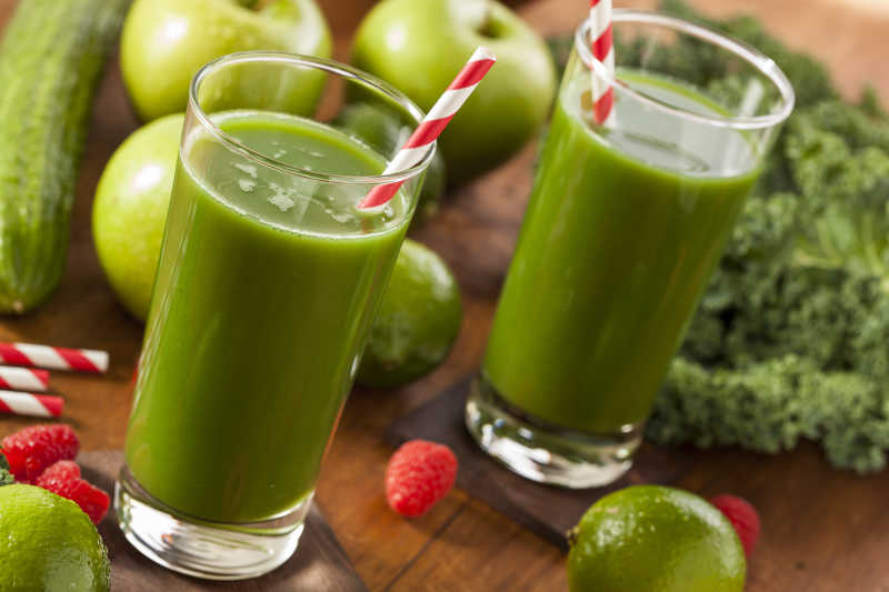 健康的绿色蔬菜和水果沙冰