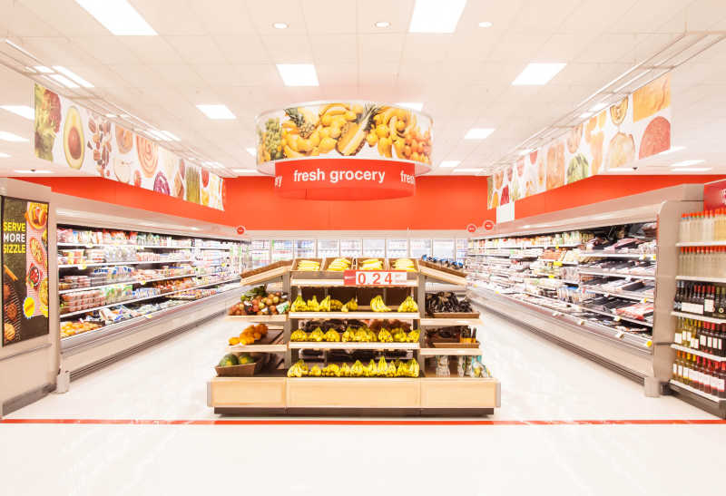 一家新设计的超市出售生鲜食品和冷冻食品