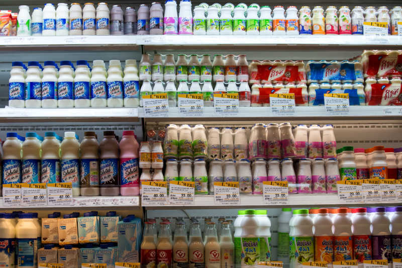曼谷一家超市的货架上暹罗Paragon豆浆和牛奶