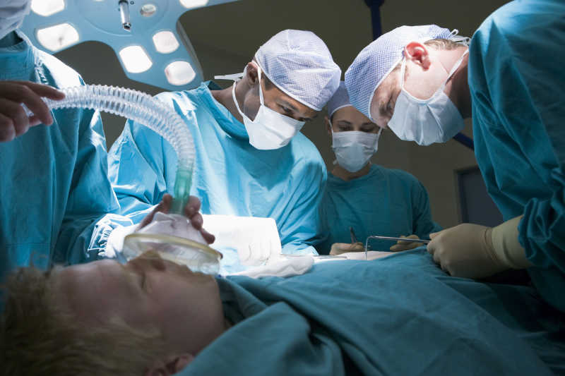 三个外科医生在给病人做手术
