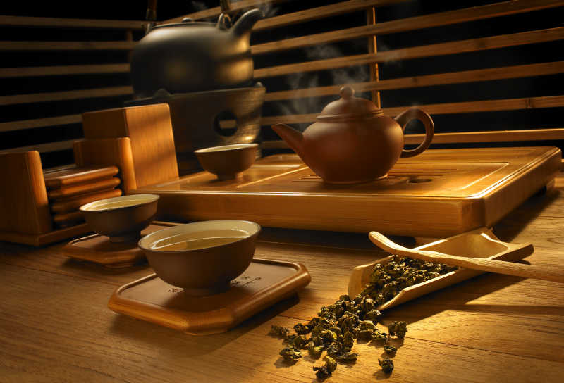 木质桌子上的茶具