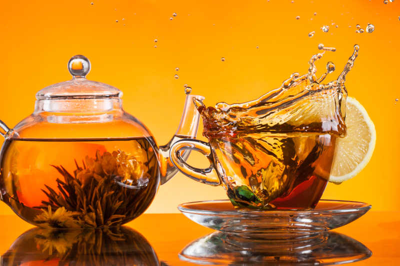 橘色背景下的茶和茶具