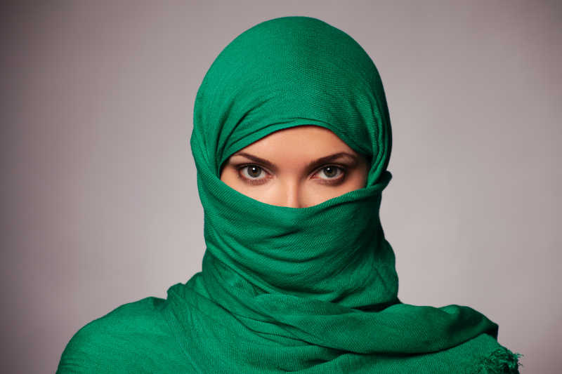 戴着绿色头巾面纱的女人