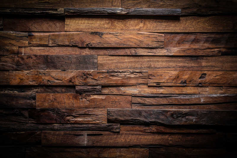 凹凸不平的木墙