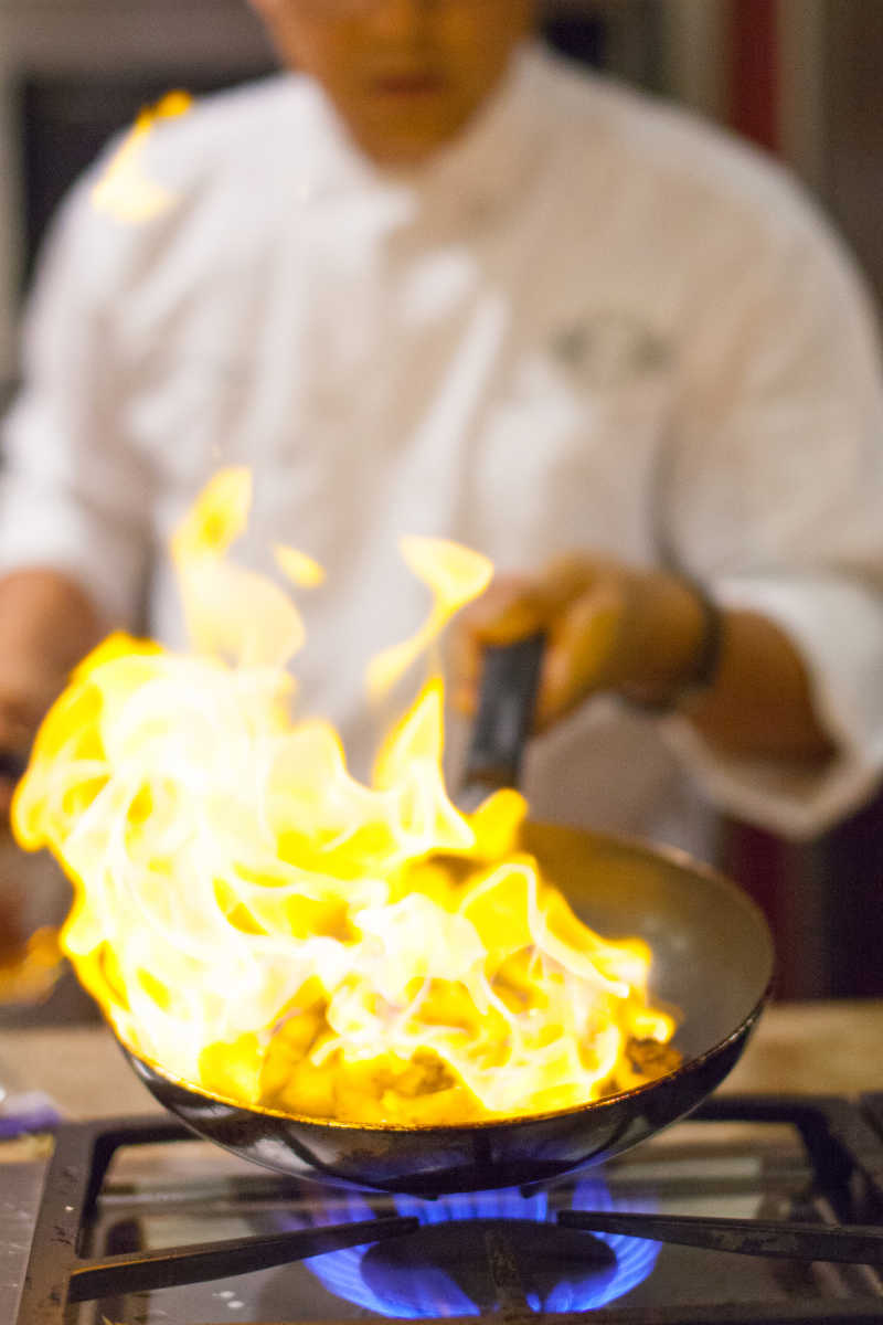 厨师烹饪火焰特写