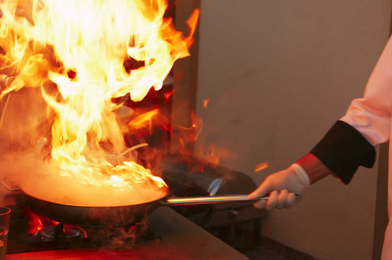 厨师在厨房烹饪火焰