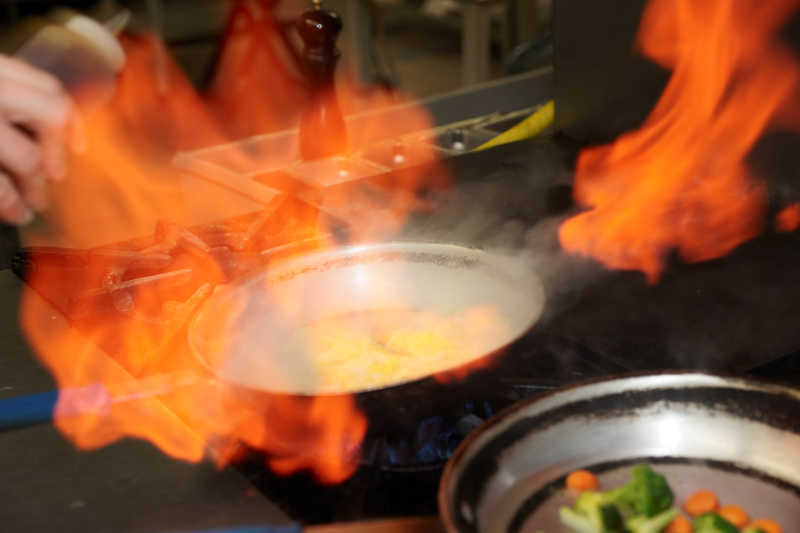 厨师制作花酱产生的火焰