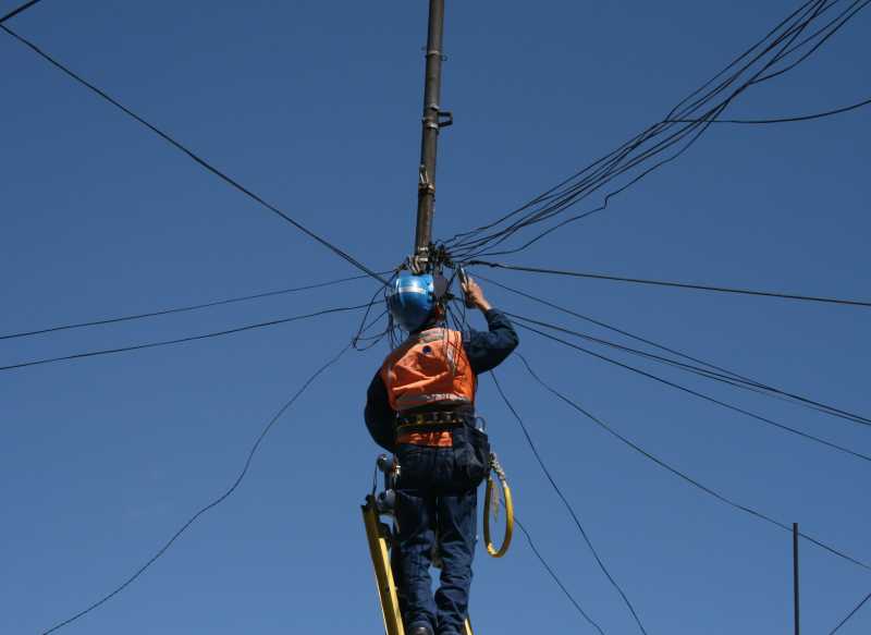 修理电线电缆的电工工人
