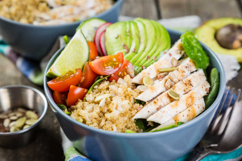 蓝色碗里的新鲜健康蔬菜沙拉和米饭
