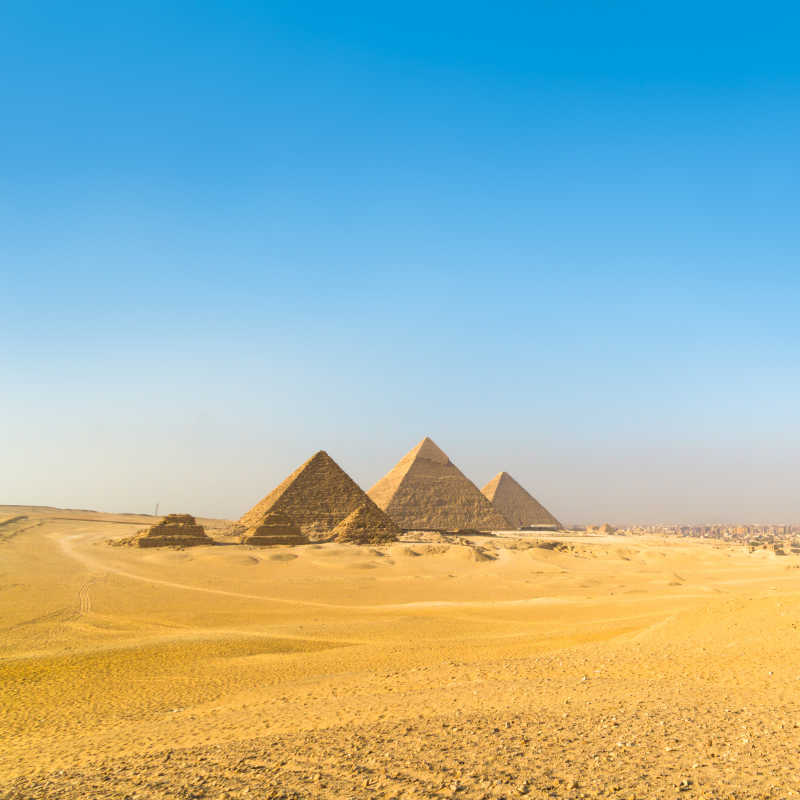 埃及沙漠保存完好的金字塔
