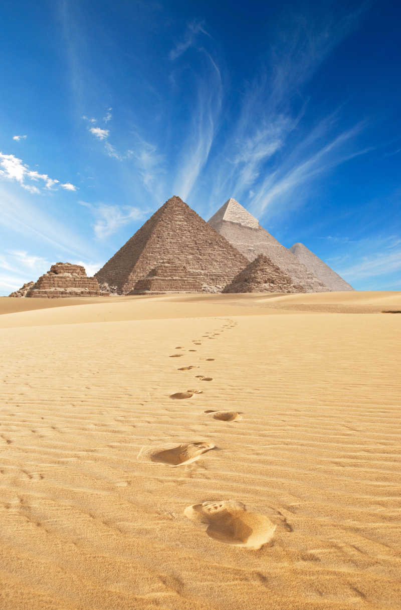 沙漠里的吉萨金字塔