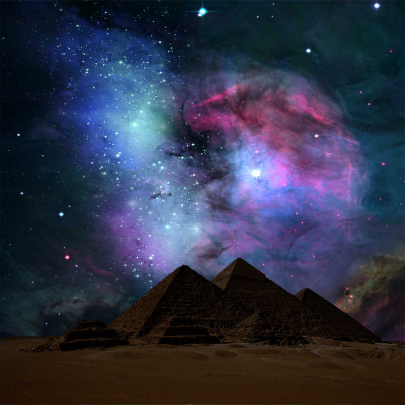 金字塔上空夜晚星光灿烂的银河