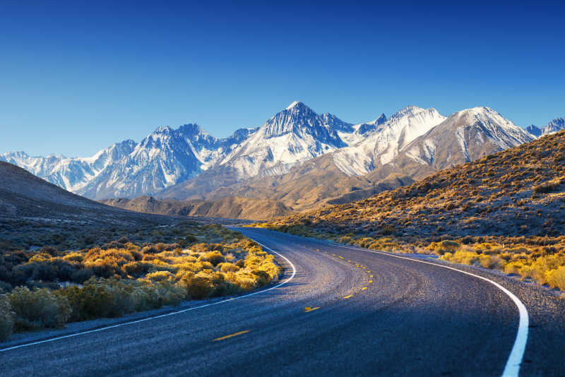 大山中间的公路