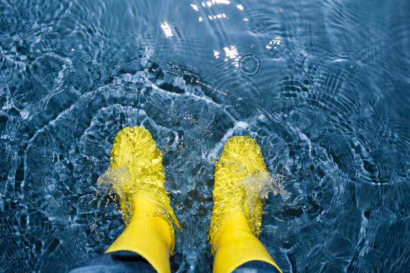 站在水里的黄色雨靴