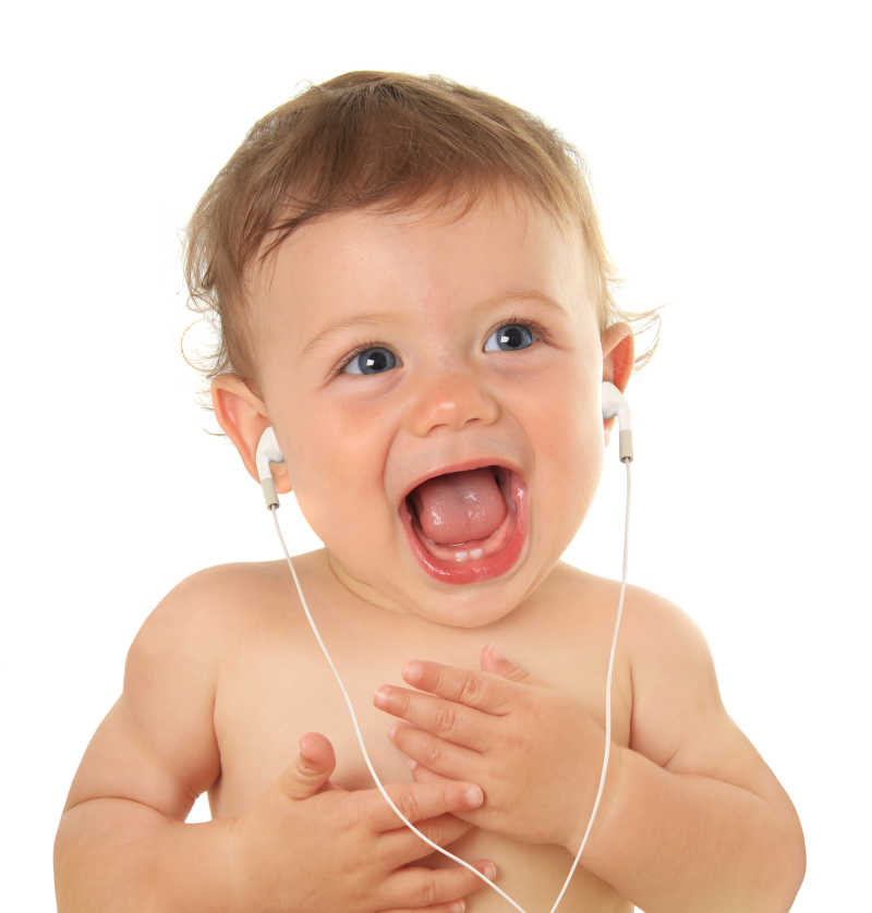 用耳机听音乐的婴儿