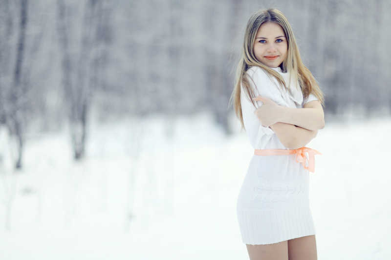 雪地里穿裙子的女性